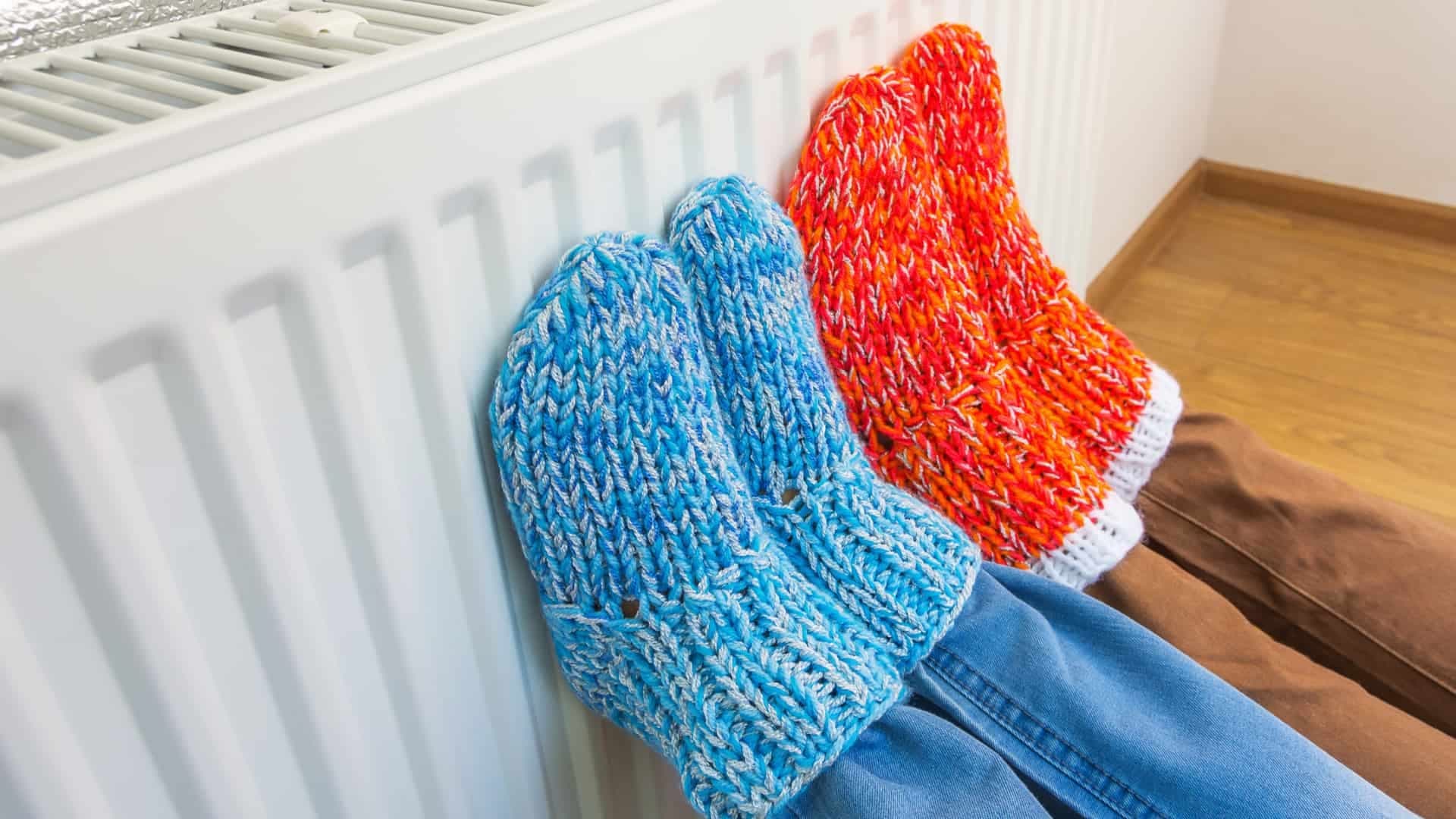 Moderne Wärmepumpe neben einem Einfamilienhaus in Luxemburg