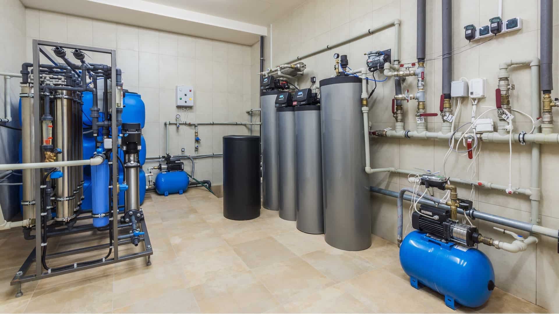 Eau potable propre sortant d'un robinet moderne